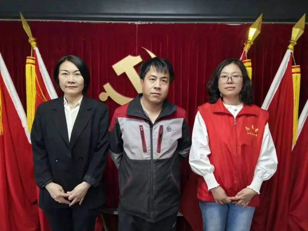 这真是命大！2025年5月，北京一快递员在某别墅区派件，留意到女业主昨天的包裹没