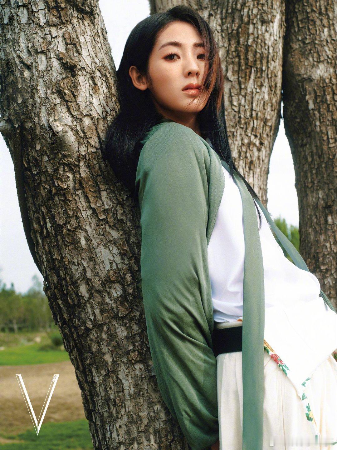 邢菲有恶女那味了邢菲新杂志look氛围感拉满！慵懒中带着一丝冷冽，疏离感十足，