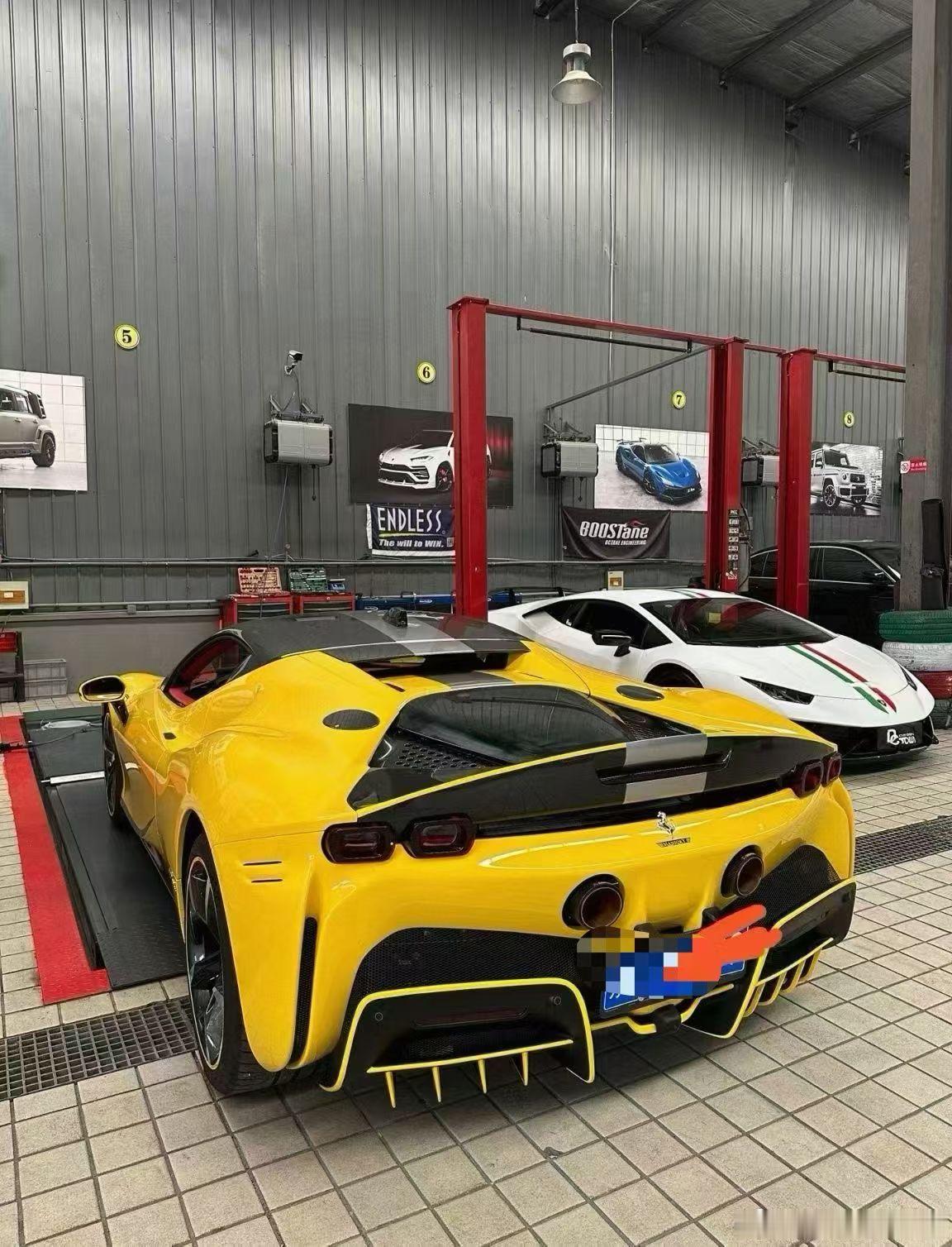 法拉利SF90Stradale，23年2月上牌4100公里，原厂60w配置
