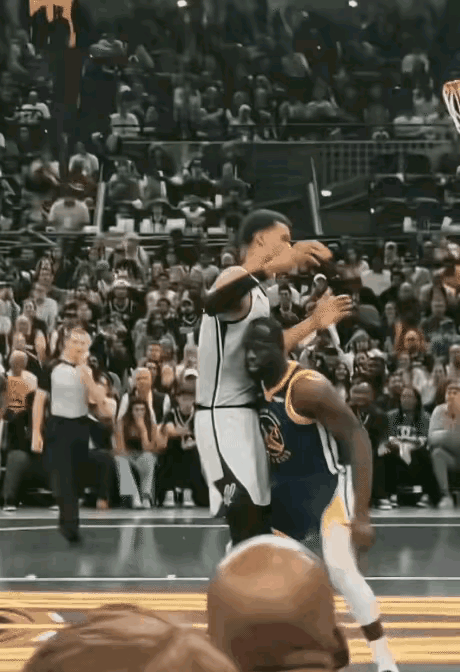 文班亚马：小黑子，你干嘛顶我？格林：我是中锋当然要防你。文班亚马：你可真够迷