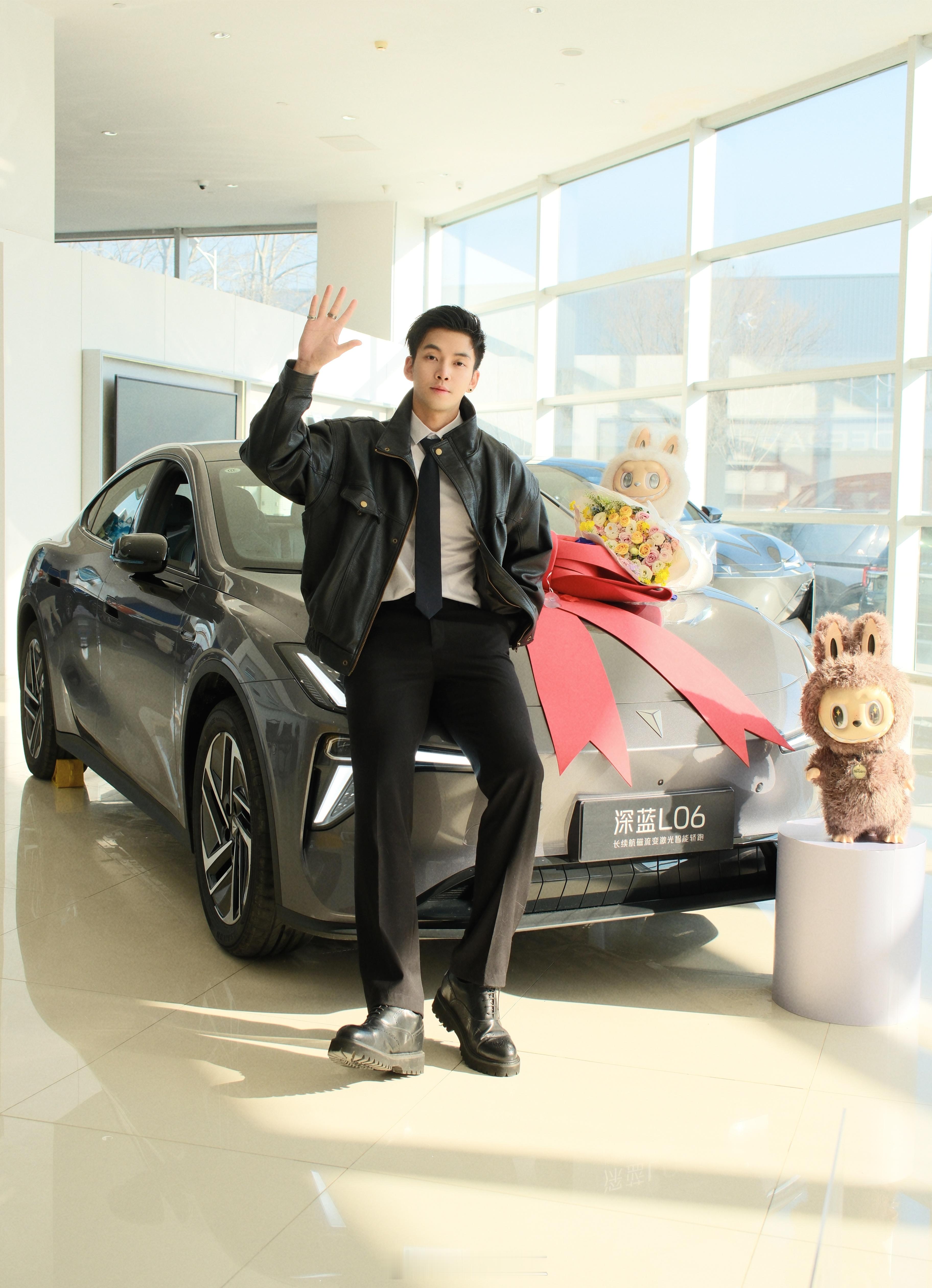 深蓝L06首批车主火热提车本以为是寻常的提车照，一打开照片亮瞎了我的眼，帅哥们