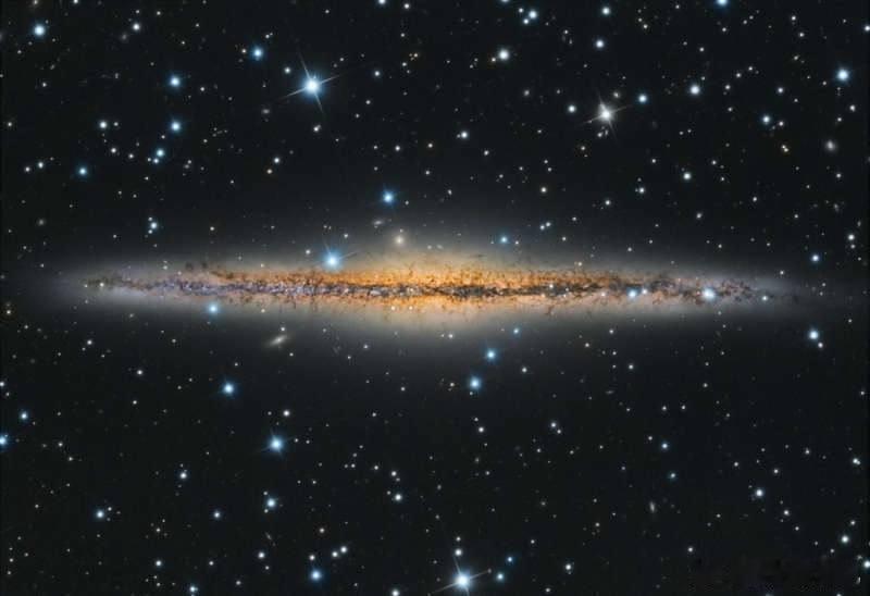 NGC891星系-“银色细缝”！这是一个位于仙女座星座的螺旋星系。它几乎