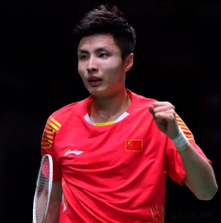 世界羽毛球巡回总决赛男单半决赛：石宇奇VS昆拉武特。第一局石宇奇8：7领先