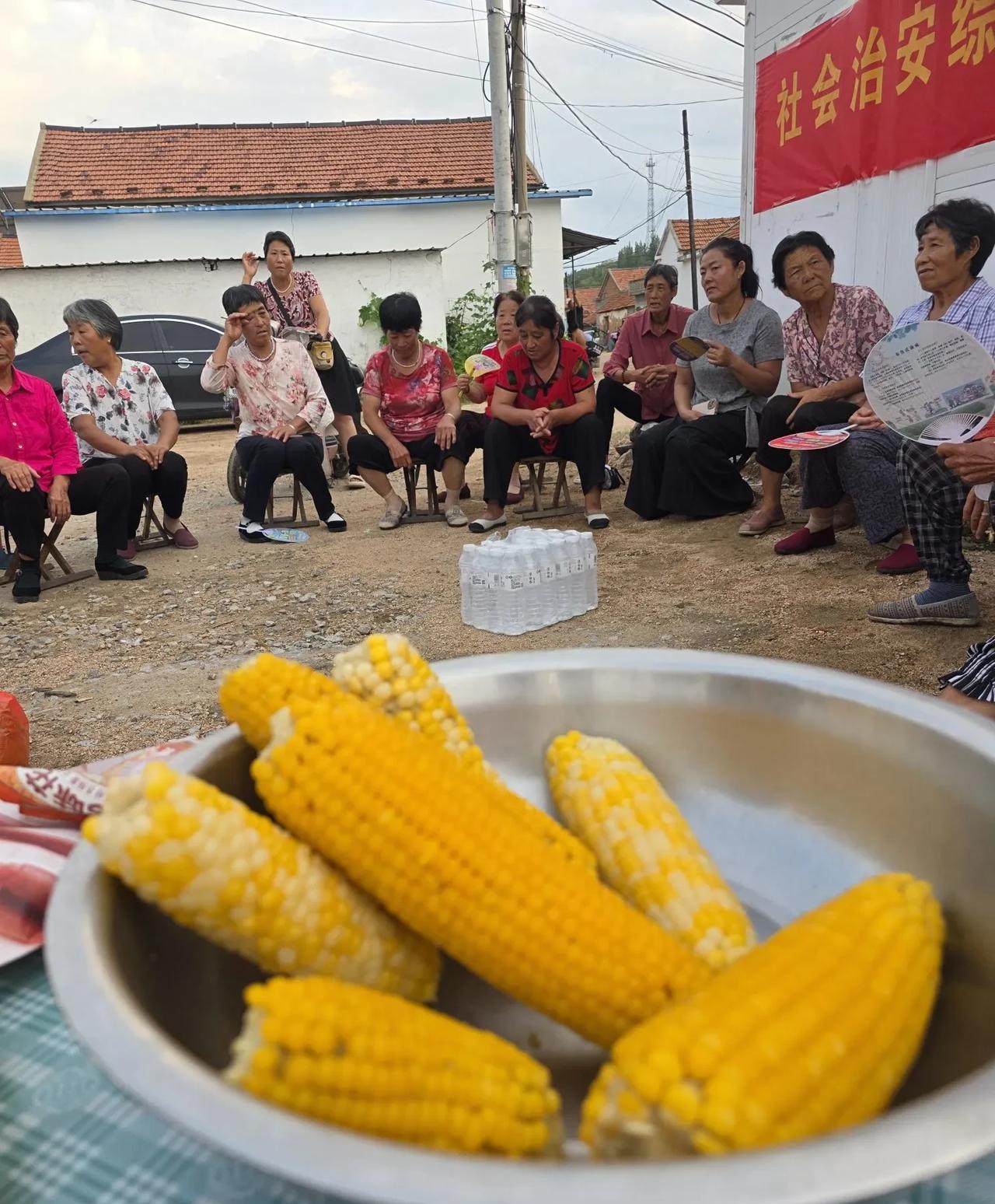 乡村街头，一群人啃一盆玉米……今天下午三点，镇文化站的工作人员又来到村里，嫂子