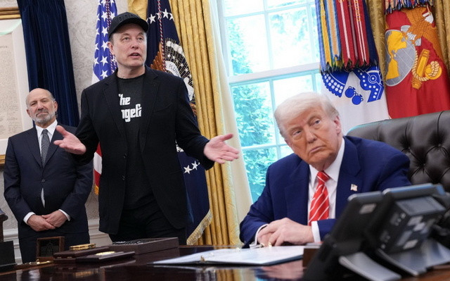 🔻白宫直播中老马和川普互相开骂，马斯克指责特朗普忘恩负义，特朗普说马斯克疯了，