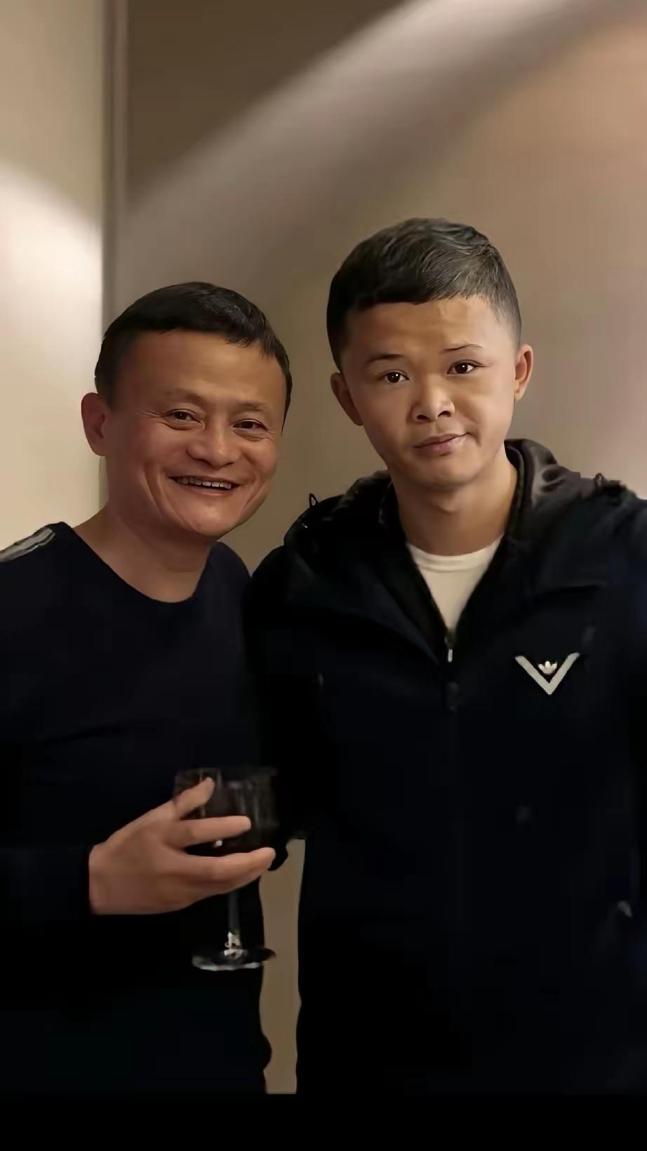 小马云和老马云同框老马云慈眉善目两人眉眼处有几分相似他们要是父子就完美了?