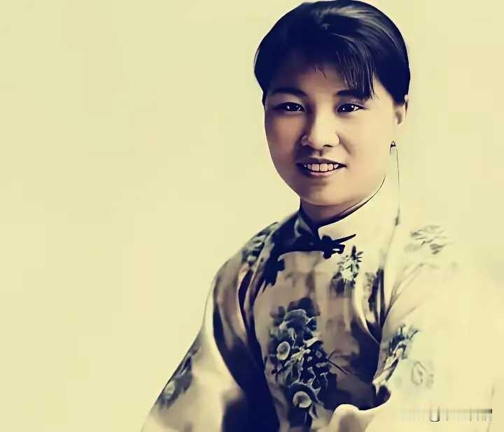 1928年，烈士朱枫在奉天拍的一张照片。当时她才23岁，穿着一身印花旗袍，面容清