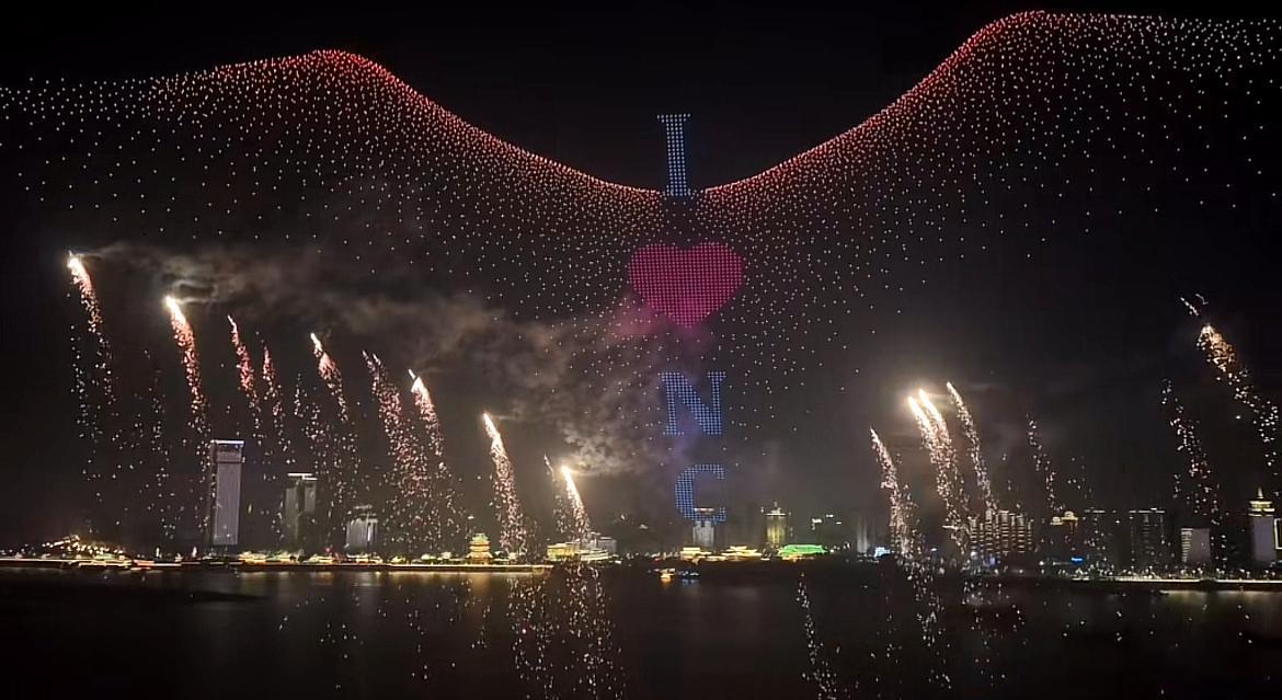 南昌烟花南昌这座城市好浪漫啊，国庆过节又是烟花又是无人机，给祖国告白的大翅膀好好