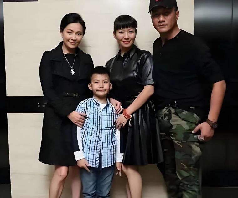 2015年，在胡军的儿子康康7岁生日宴会上，刘嘉玲众目睽睽之下，大方地送给康康一