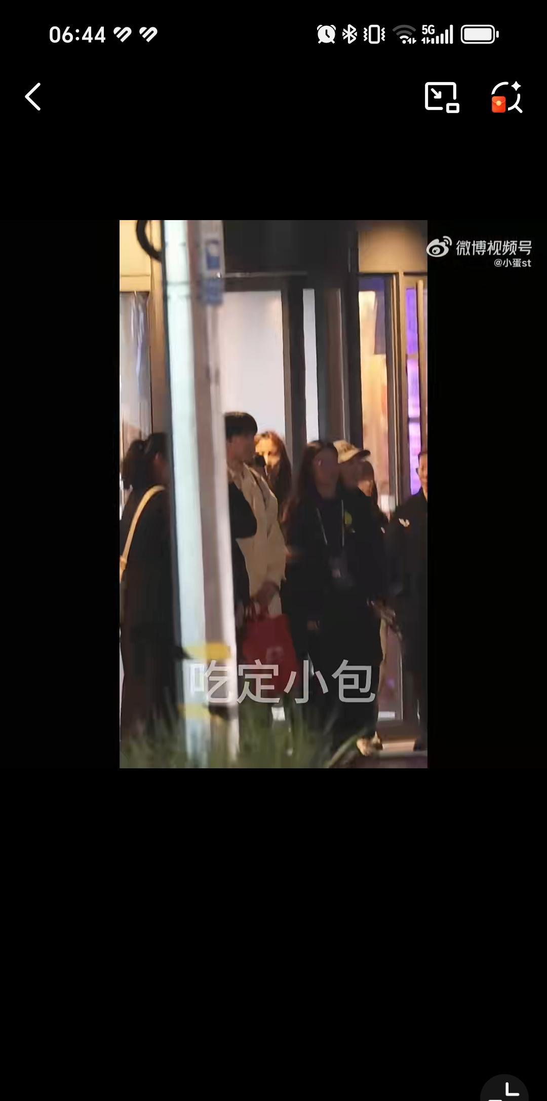 10月6日王楚钦在酒店外和粉丝合影留念才回家，说实话王楚钦这白色衣服在深色系的晚