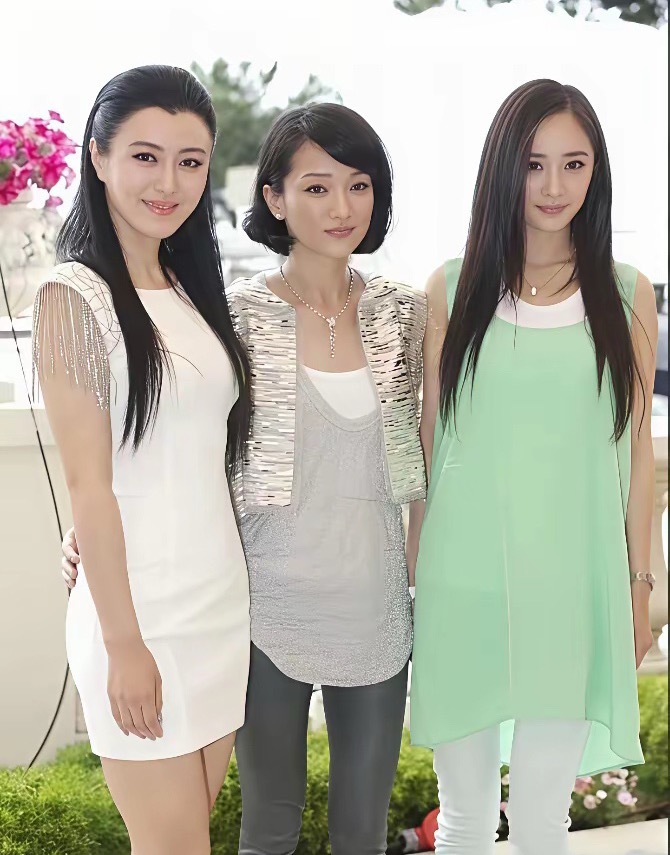 这是早年明星的一张合影，周迅那时的颜值并没有杨幂高，那个时候最漂亮的是左边这位