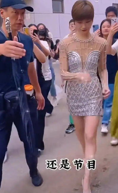 李宇春穿亮片镂空吊带裙，肉眼可见的尴尬，手不知往哪放，脚步徘徊，头不敢抬，眼神四