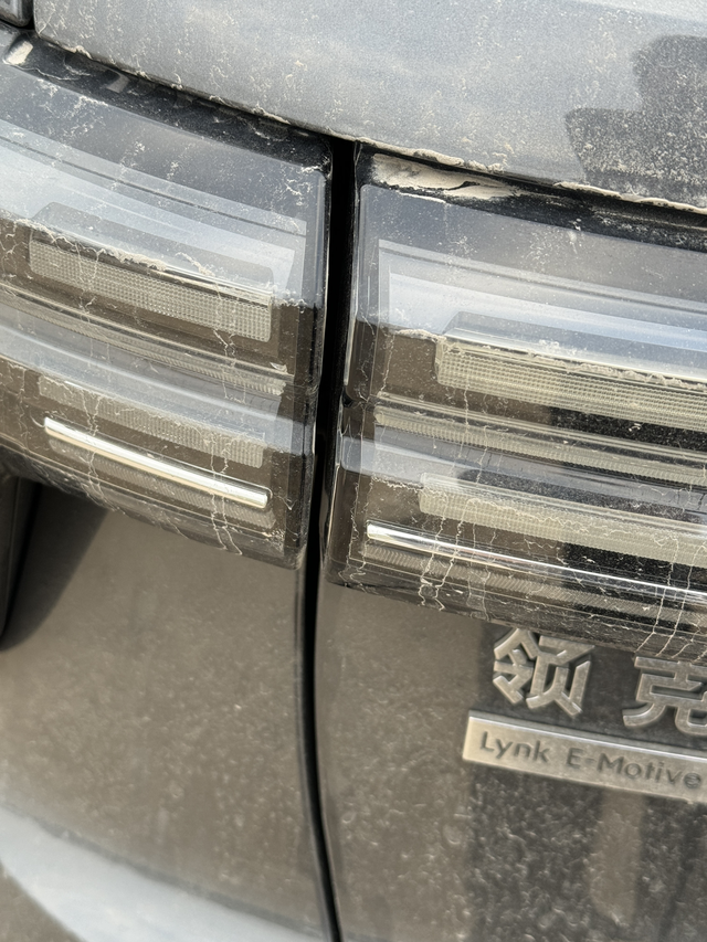 后尾箱的间隙越来越大了23款左边小右边大据说减配了有没有小伙伴因为缝隙