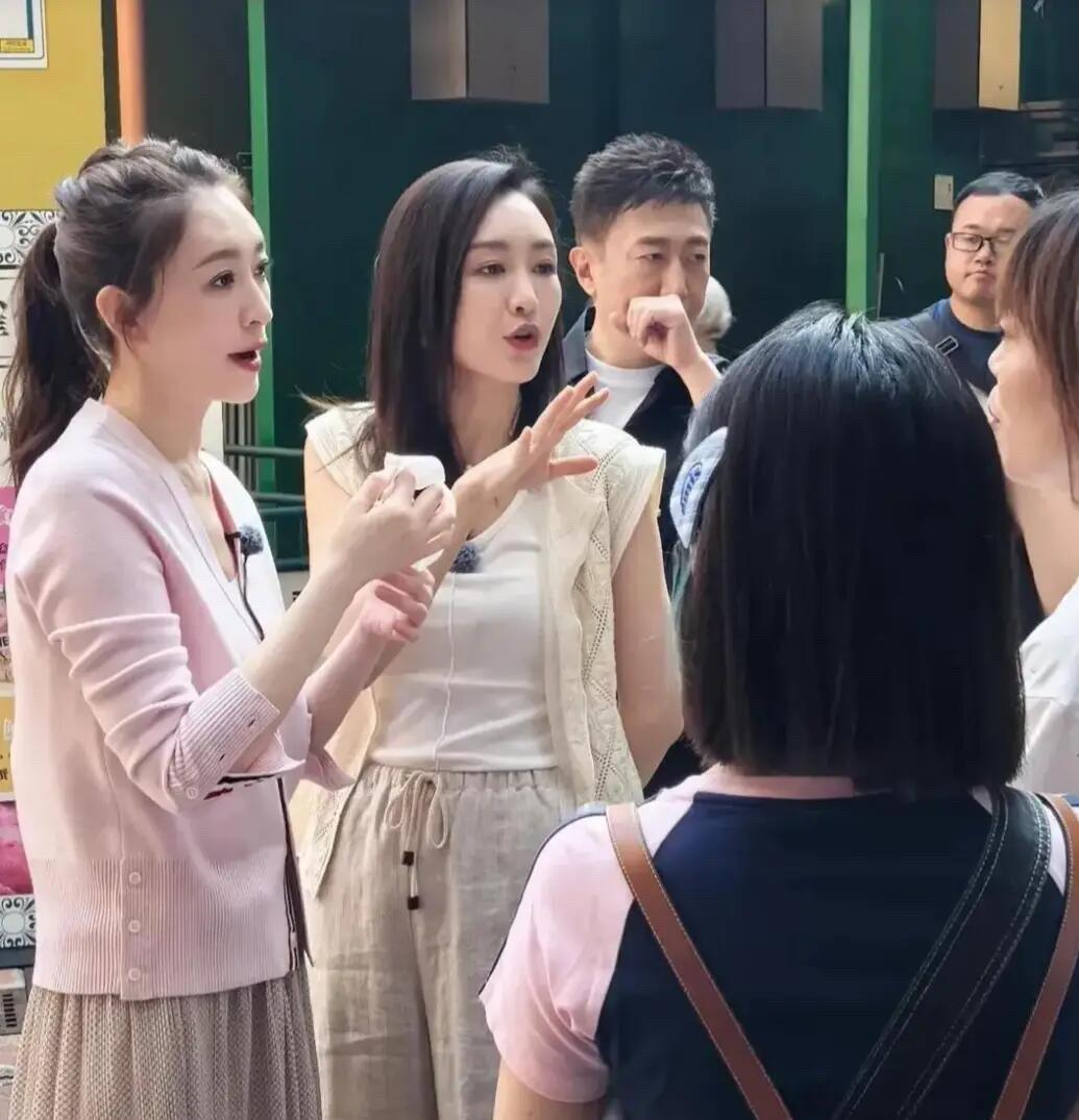 这一次49岁李小冉是真的美，看起来比王鸥有气质多了，真的太漂亮了，皮肤白到发光。