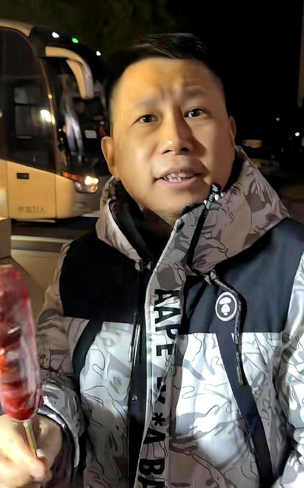 台上再好，台下不把人当人，一切白搭。何云伟最近演出，几百人齐吼“叛徒，滚下去”