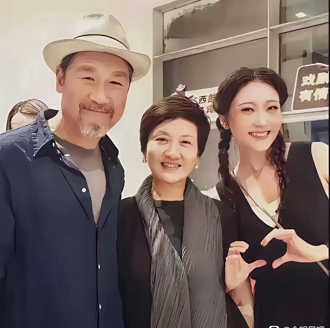 张国立夫妇的养女张可碹长大啦，眉眼跟张国立简直一个模子刻出来的！邓婕疼她跟亲闺女