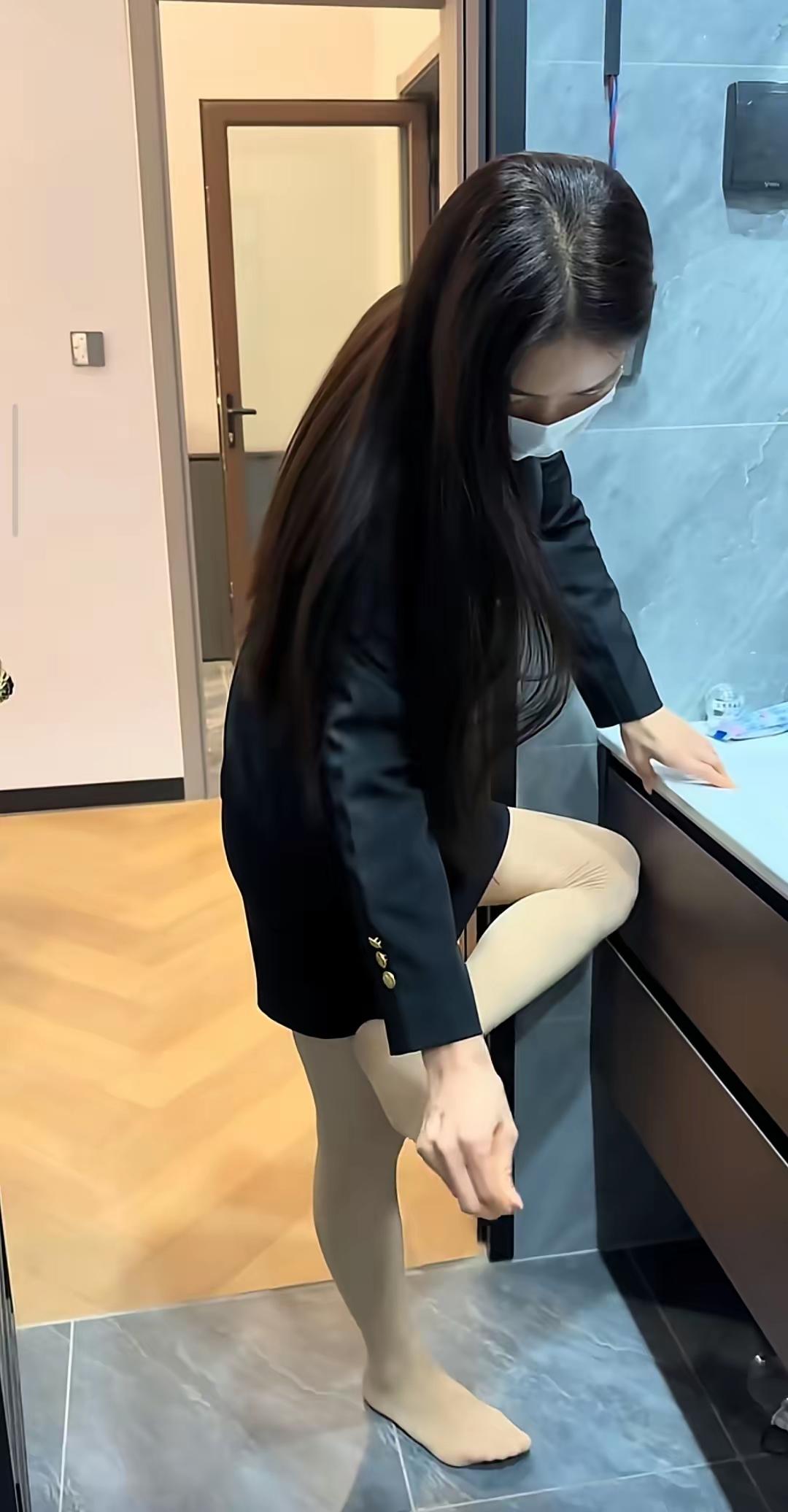 褪去高跟鞋的束缚，解开职场穿搭的紧绷感，在独处的小空间里，把精致的装扮一点点卸下