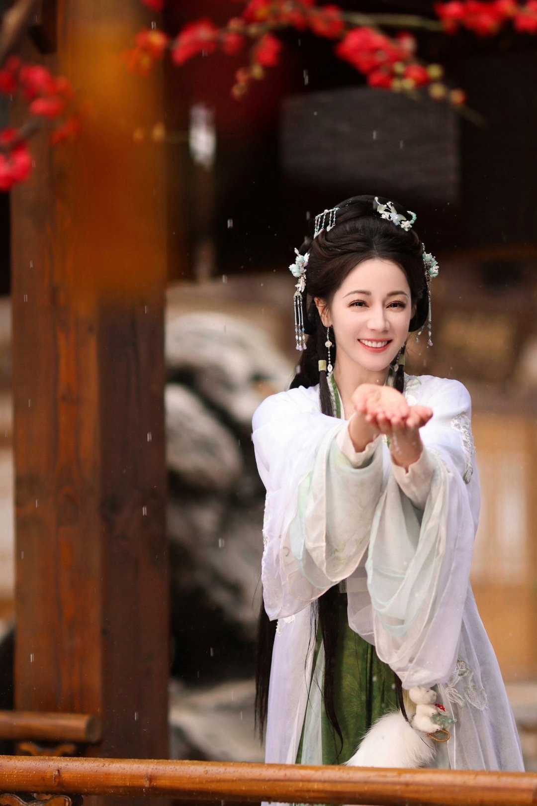 迪丽热巴国民度更高且【唯一】一位超话路好粉丝过千万的国民女演员迪丽热巴。【一番】