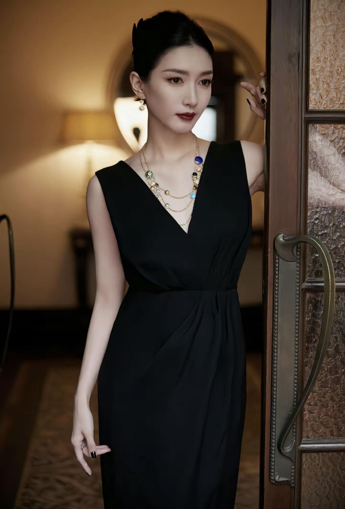 黑裙、红唇、彩色宝石项链，江疏影把复古氛围感直接焊在身上，慵懒又迷人[比心]无袖