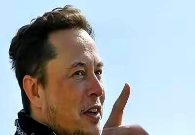 一个美国金融专家把话撂这儿了：“美国在AI技术上绝对领先，中国唯一的优势，就是电