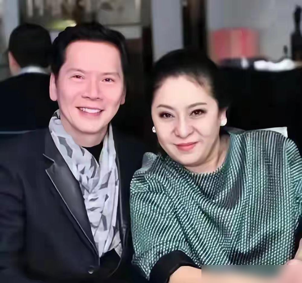 你敢信？穿丝绒西装的向佐，当着全台观众飞踢主持人！脚尖离太阳穴仅5厘米！百克