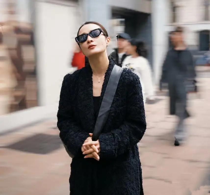 蒋勤勤米兰街拍太绝了，不愧被赞“教科书级松弛感”。米兰时装周第七天，她站在Pra