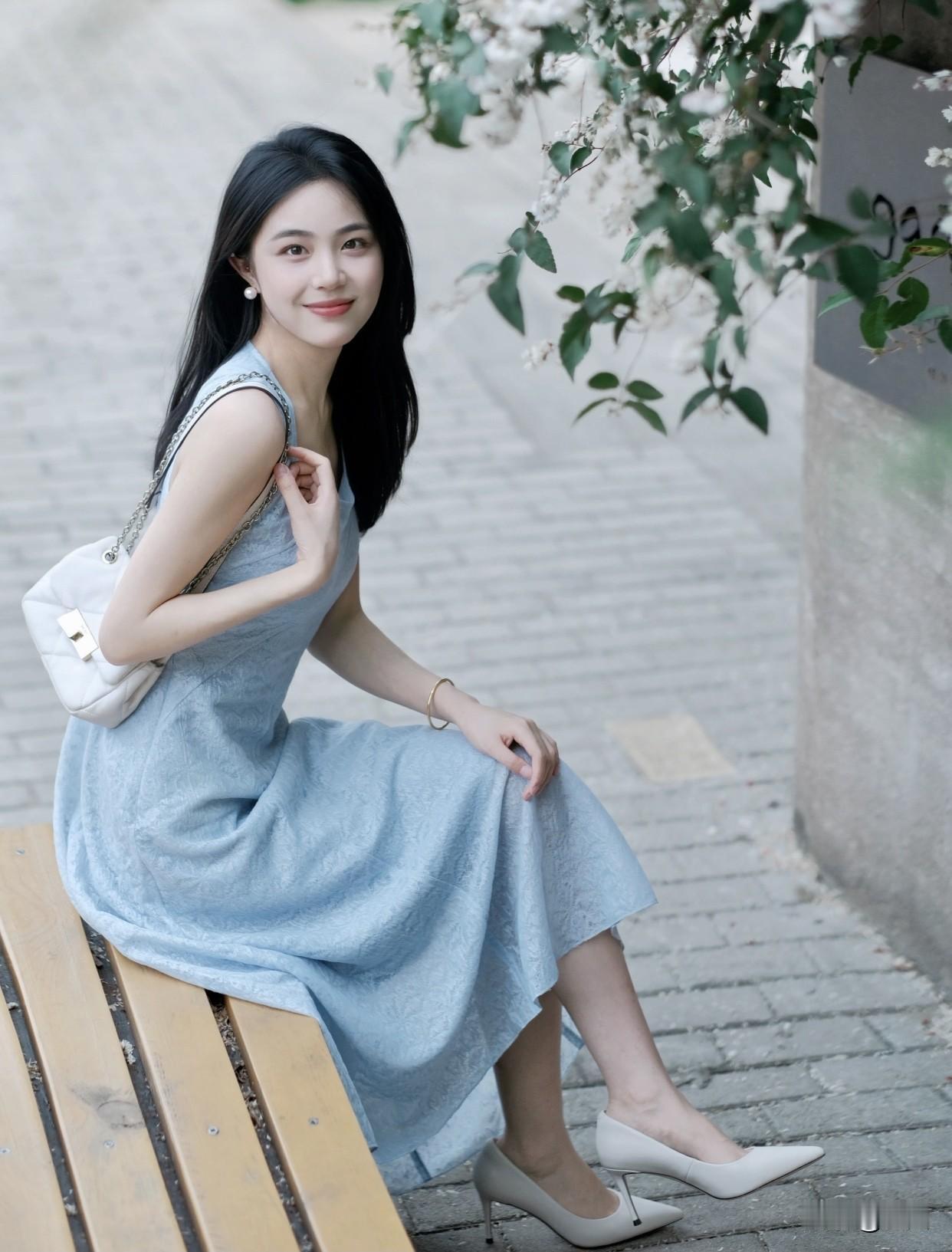 如何穿得优雅有气质浅蓝色连衣裙，今夏蓝色连衣裙成爆款，低饱和度的雾霾蓝等不挑肤色