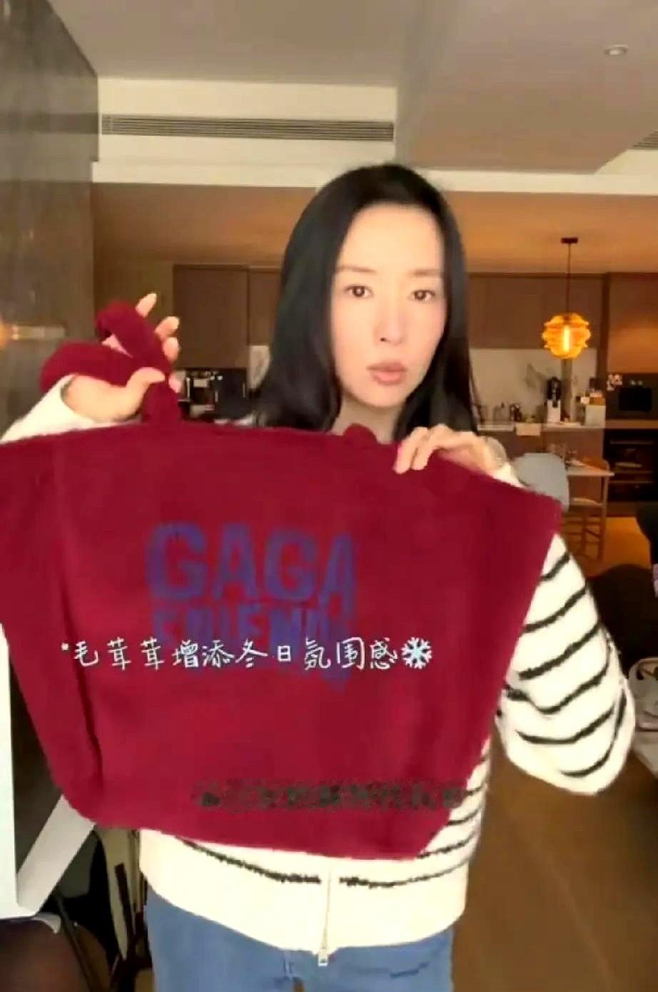 别在毛衣和大衣上浪费钱了。今年冬天真正的时髦精，只靠一个动作赢走所有视线：拎一