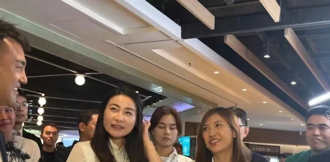 郭晶晶和欧阳夏丹现身香港K11,一个魅力十足，一个漂亮显年轻