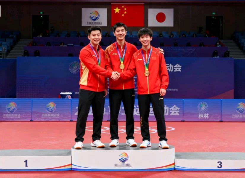 全运会男单领奖台名场面，不是剑拔弩张的比拼，也不是输赢的终点，而是国乒传承的温暖