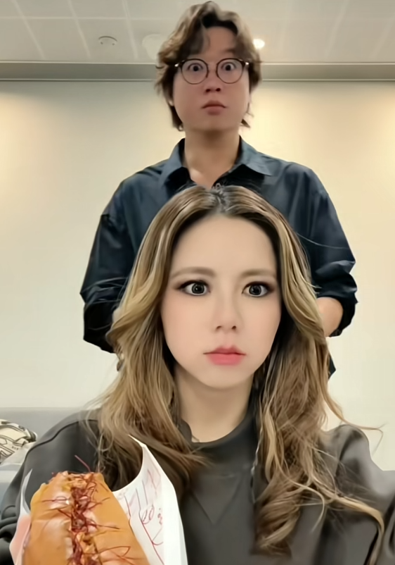 邓紫棋和谢霆锋，平平无奇的“赚钱小天才”！8月17日晚，邓紫棋直播时，突然发