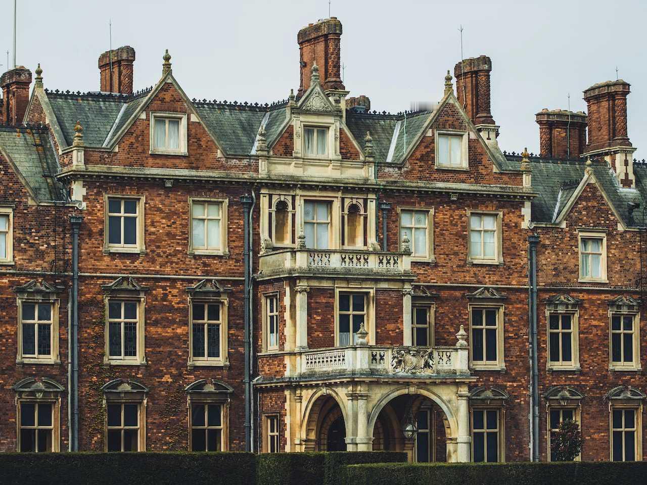 大瓜！因牵扯爱泼斯坦案第一个被捕的人出现！英国国王弟弟66岁生日当天被捕，涉嫌