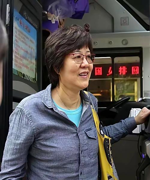 郎平在加州种菜，却盯着女排排名叹气。退休三年，她没走远。每天拔完萝卜，第一件