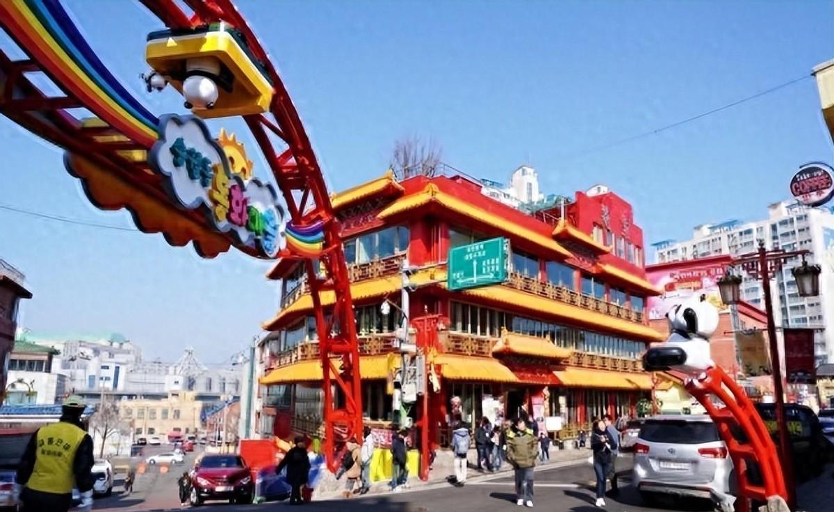 有些国家曾把老祖宗的文化当成敝屣，拼了命地想扔掉。有的发狠一刀切，有的干脆全盘西