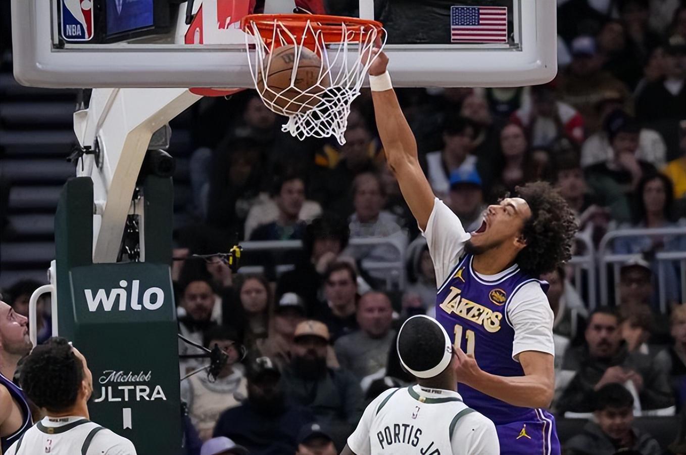 根据ESPN记者Tim MacMahon的报道，在同意通过先签后换的方...
