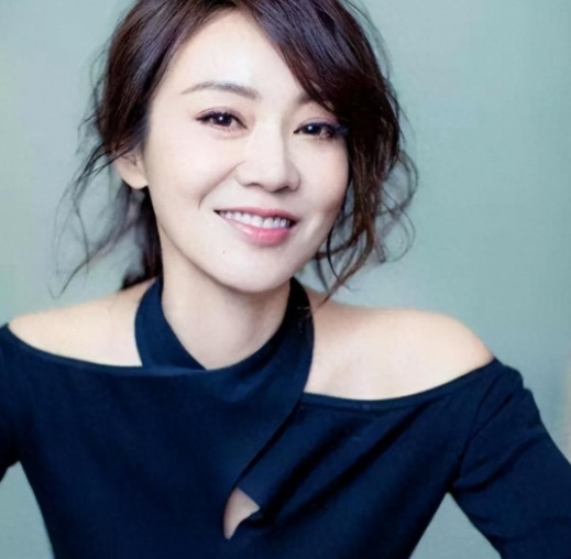 2004年，闫妮的丈夫邹伟突然提出离婚，并告诉她：“房子、车子都归你，100万存
