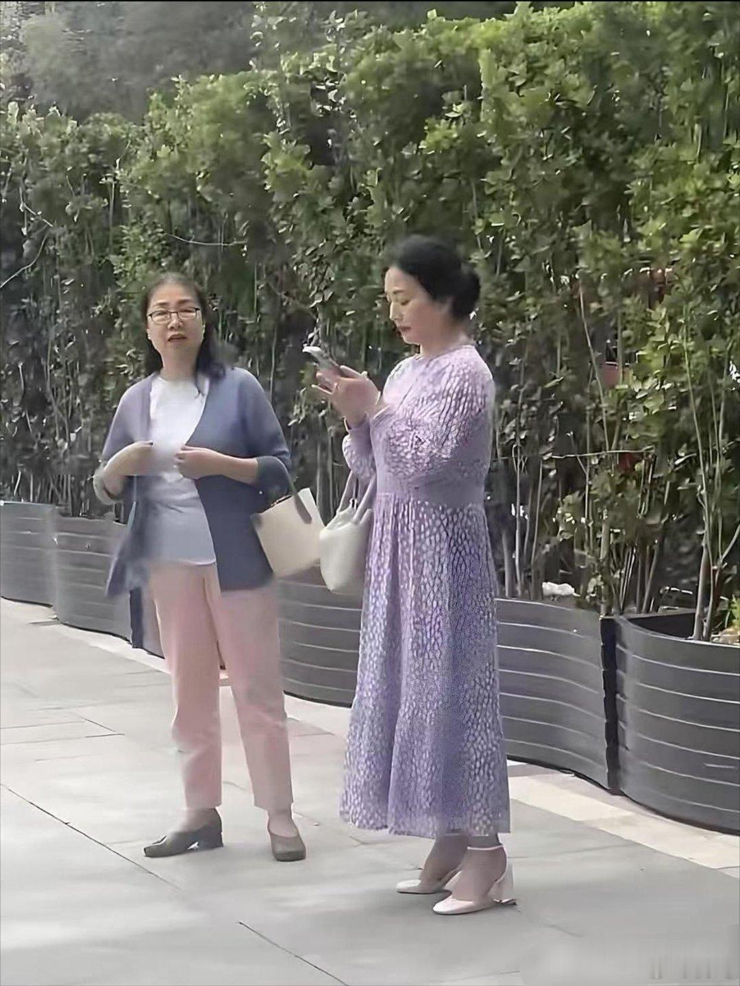 偶遇刘亦菲妈妈，都65岁了，还是美得不像话！太让人羡慕