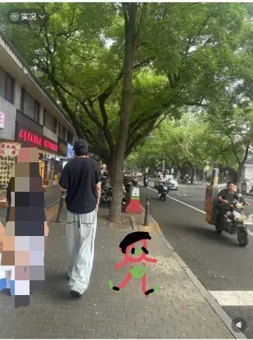 北京偶遇刘宇宁热点现场摩登兄弟我把我➕上了，也算是与宁哥同行了。[爱心]