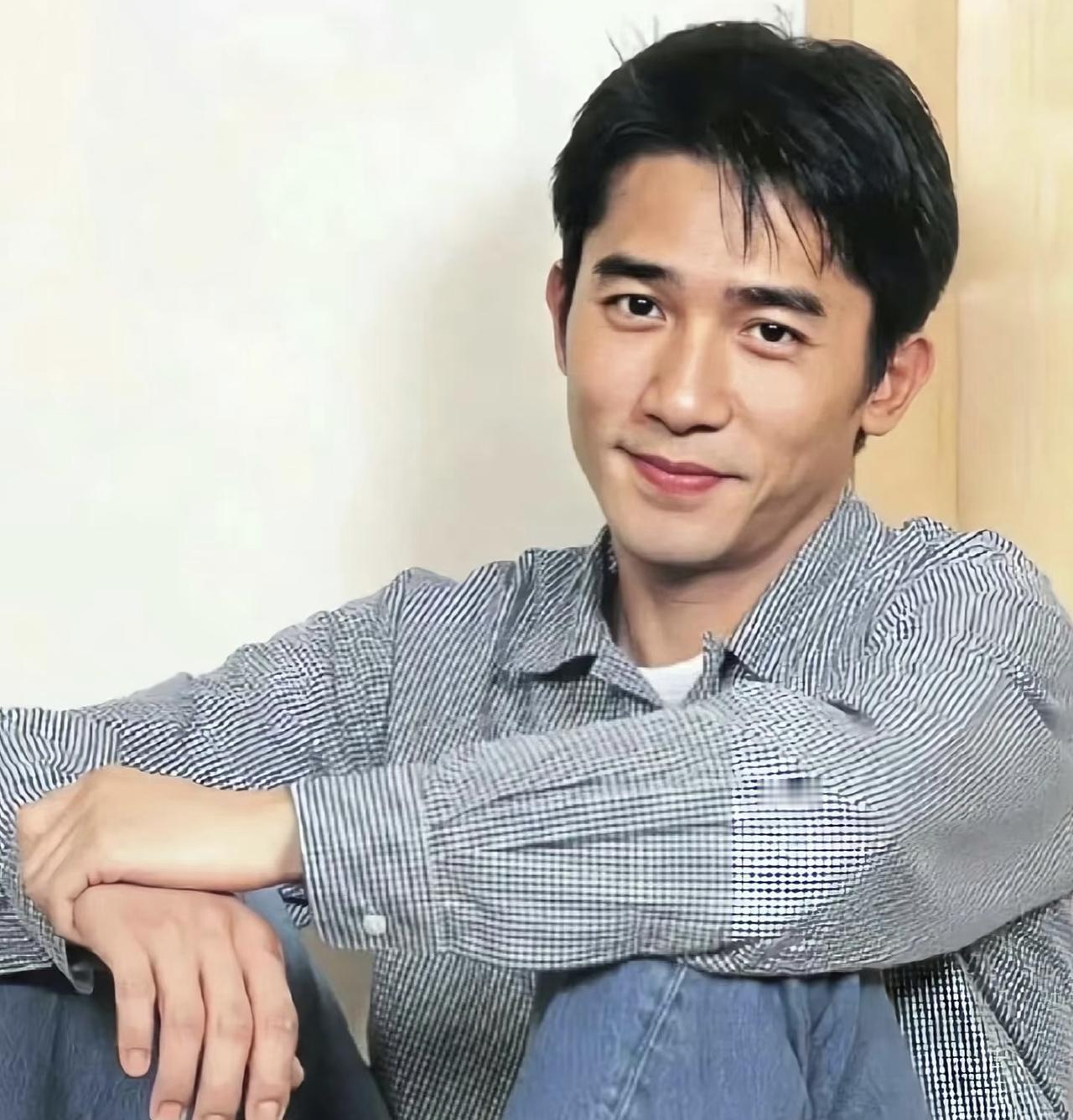 63岁的梁朝伟给所有男人提了一个醒，你可以娶一个比自己小的，也可以找有钱