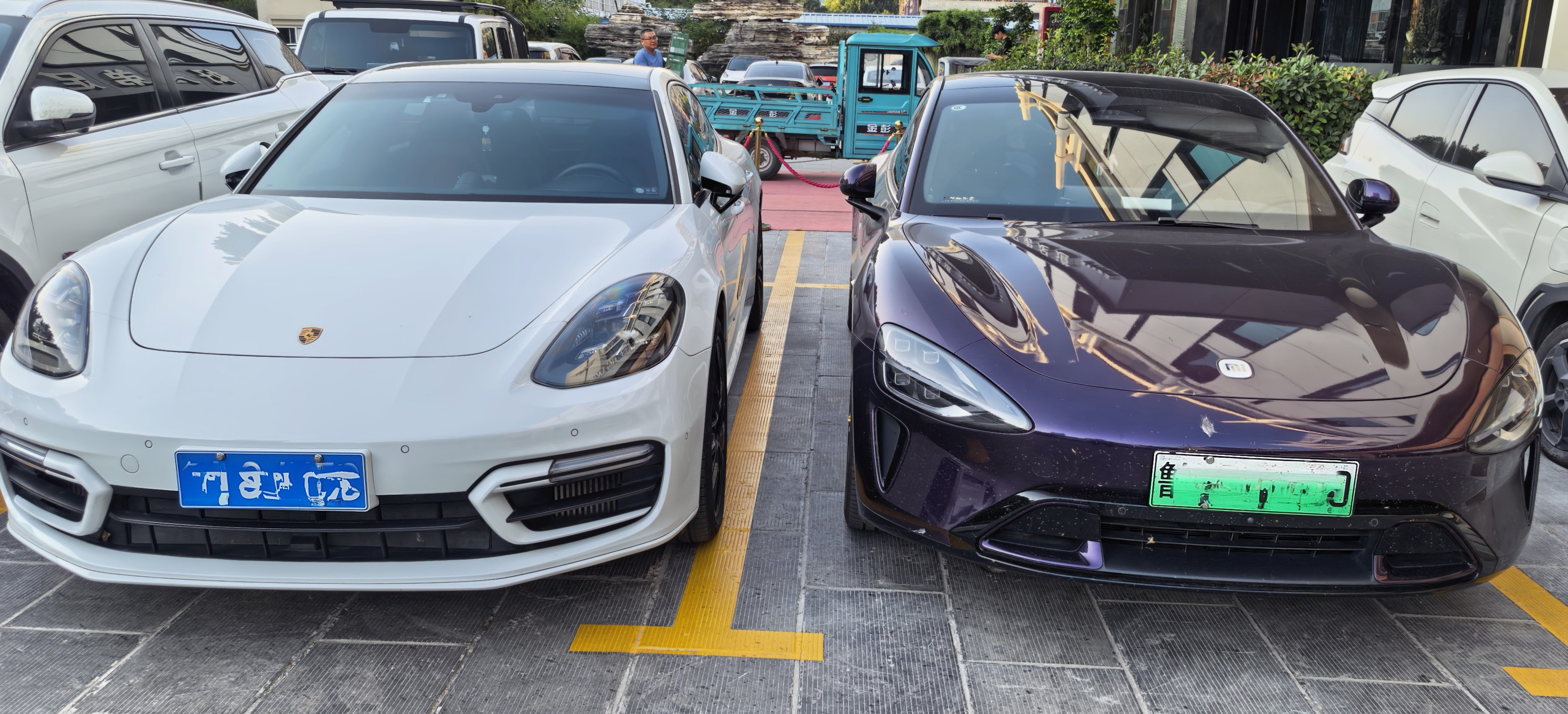 两车放一起看，小米还更好看一点