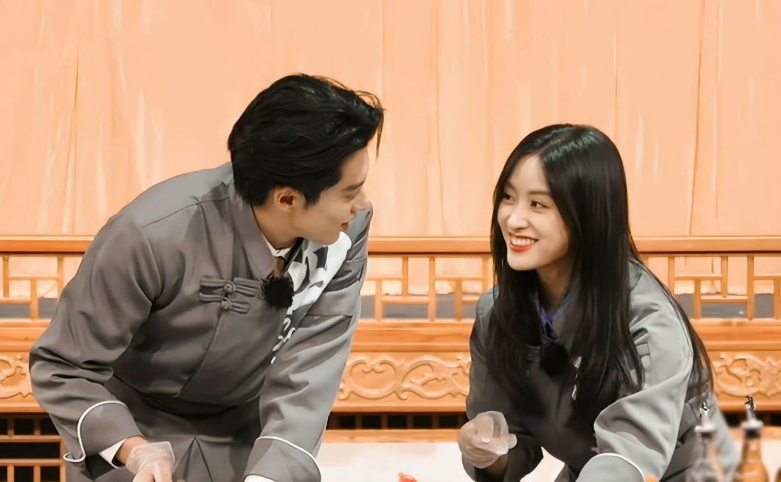 王鹤棣对沈月说不吃可以给我，谁家好人18年的剧到现在还有售后呢？！就这个棣月系爽