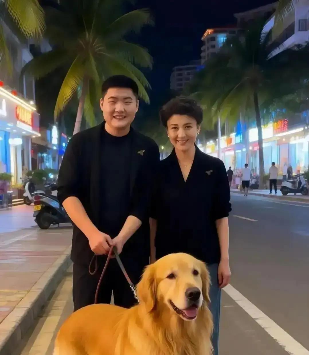 婚礼就摆农村大院流水席。转头，儿媳的社交账号炸了。爱马仕铂金包，配文“日常通