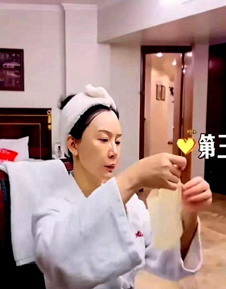 一晚三片面膜，脸没救成，屏障先崩了。陈数不靠面膜，靠每天90分钟瑜伽、15种蔬