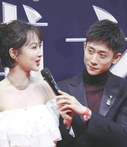 一次，杨紫问张一山：“听说你暗恋了我十多年了？”张一山嘿嘿一笑，反问道：“那你爱