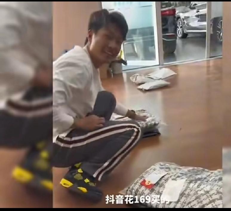 小伙子分别从抖音和拼夕夕上买了同款衣服，抖音上买的花了169元，拼夕夕上花了59