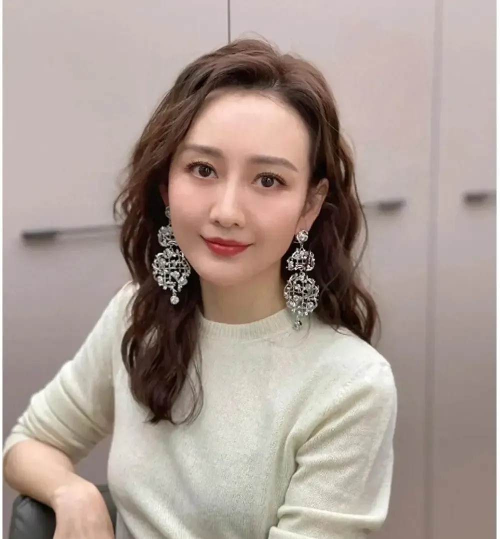 坐拥北京大平层的王鸥，为何栽在不起眼的何九华？太现实王鸥和何九华这事儿，全网都凑过来吃瓜凑热闹，可真