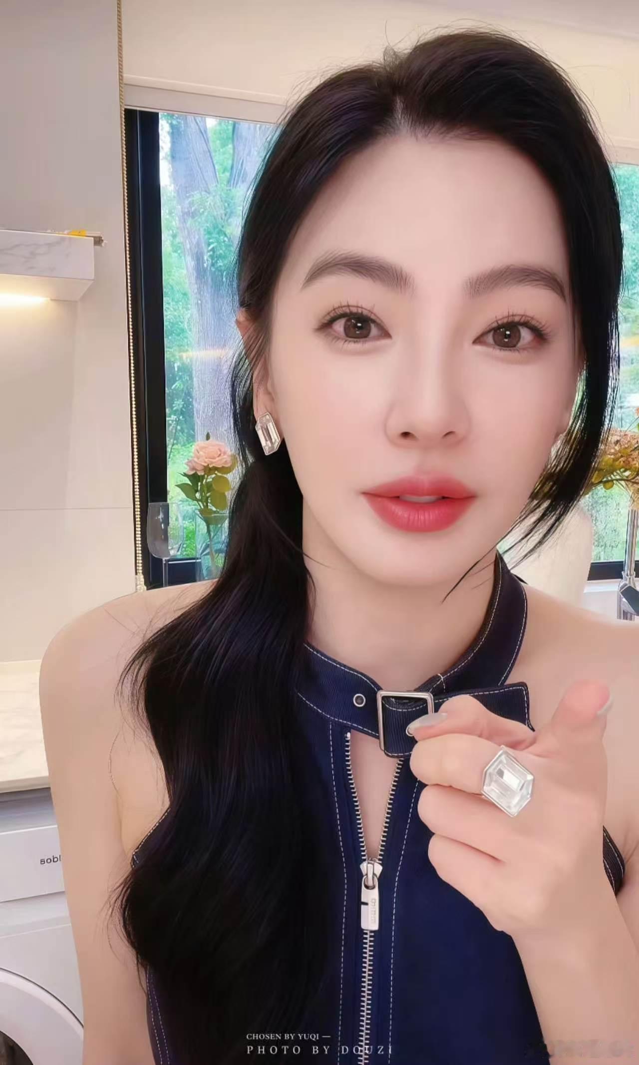 张雨绮随便一个镜头都是风景，美得太轻松了，这才是顶级美人该有的样子