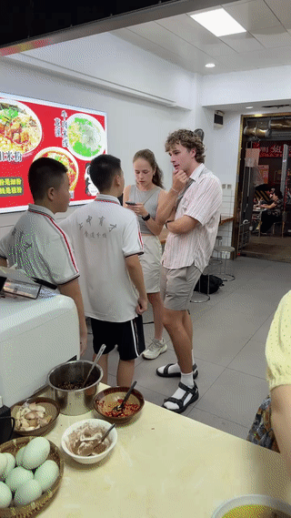 四川成都一家小餐馆内。有一对外国情侣来到这里吃饭。可是由于他们都只会说英语而