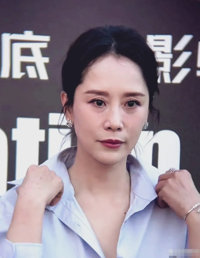 海清变化有点大，眼角下垂法令纹，木偶纹明显。面部皮肤不再紧实，气质高冷，有种时间