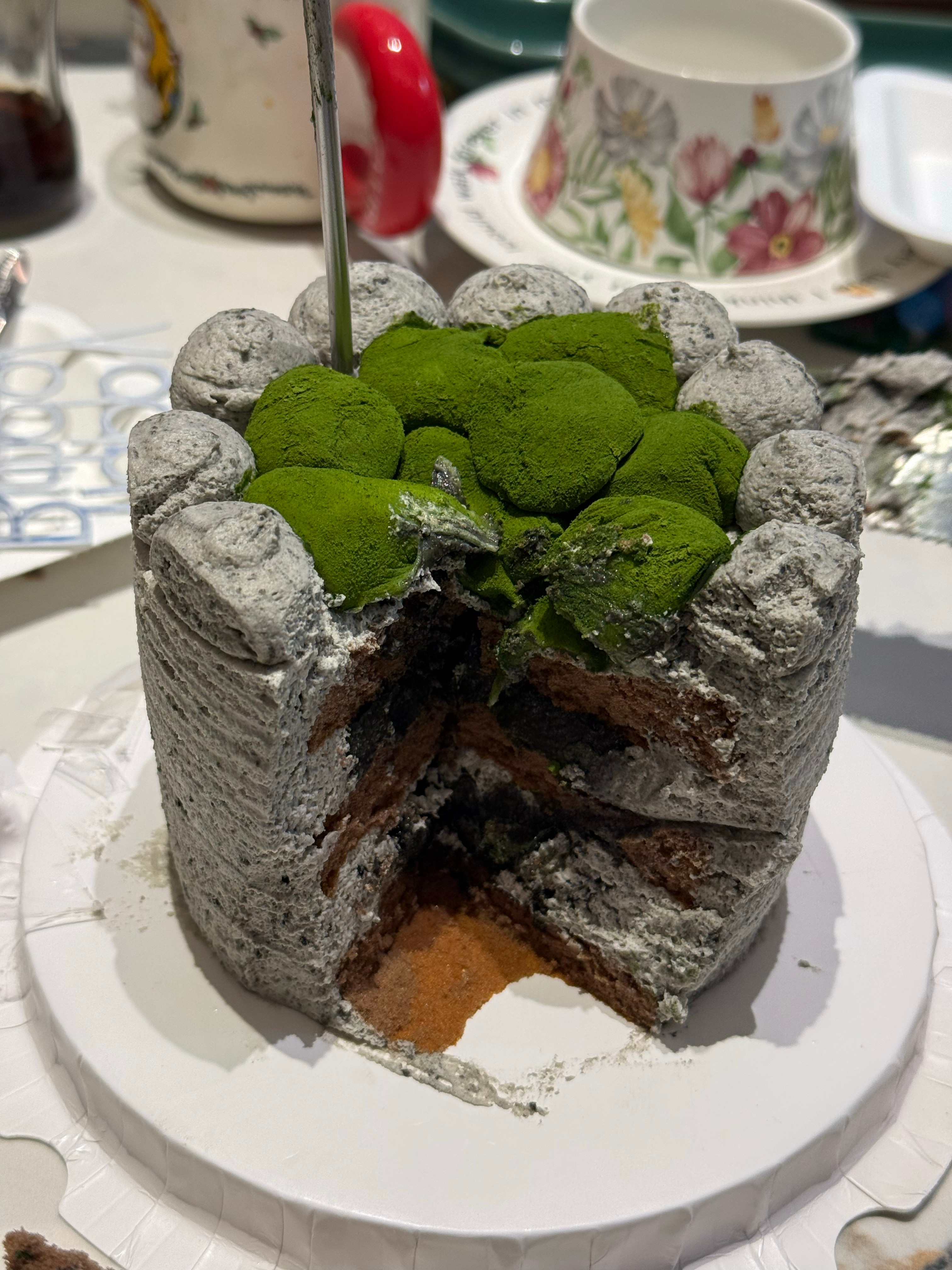 恋爱过生日中！黑芝麻麻薯的蛋糕好好吃！！！